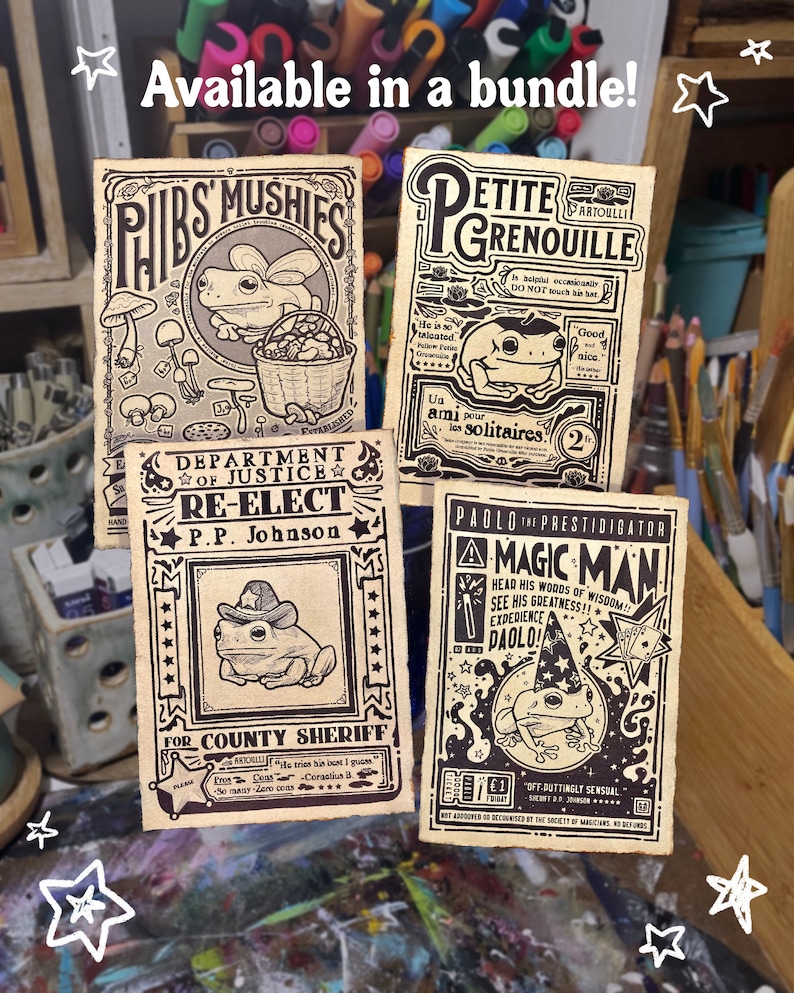 Może przedstawiać: Cztery plakaty w stylu vintage z ilustracjami żab. Plakaty są wydrukowane na teksturowanym papierze czarnym tuszem. Plakaty są zatytułowane "Phibs' Mushies", "Petite Grenouille", "Re-Elect P.P. Johnson" i "Magic Man".