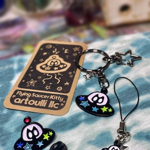 Amuleto de gatito espacial con platillo volador / Amuleto para teléfono con gato OVNI imagen 3