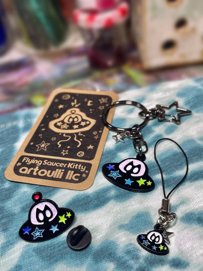 Amuleto de gatito espacial con platillo volador / Amuleto para teléfono con gato OVNI imagen 3