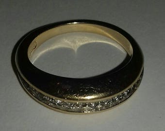 Vintage ring with gold coloured band - costume jewellery.