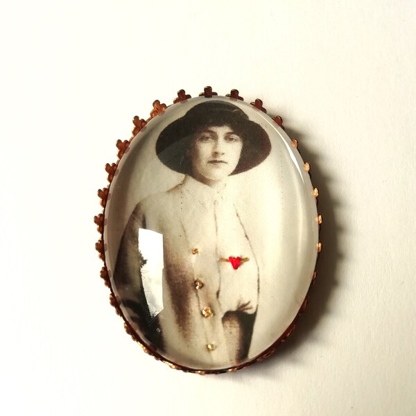 Handgeborduurde broche van Agatha Christie