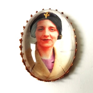 Broche bordado a mano de María Zambrano