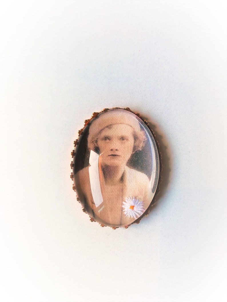 Hand embroidered brooch Daphne du Maurier