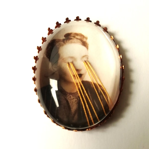 Broche brodée  la main Marguerite Duras