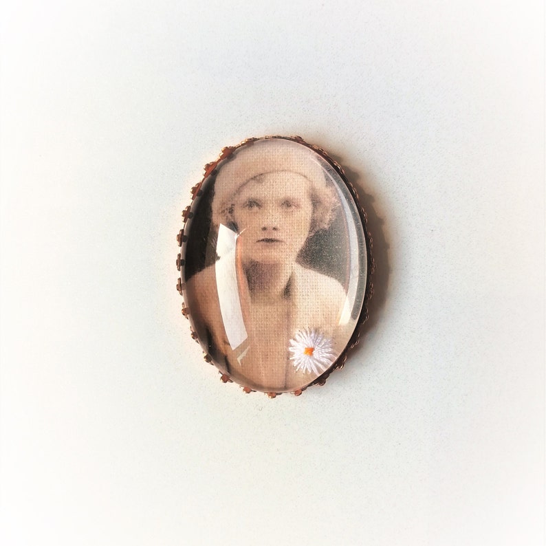 Hand embroidered brooch Daphne du Maurier