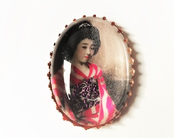 Broche vintage de geisha bordado a mano