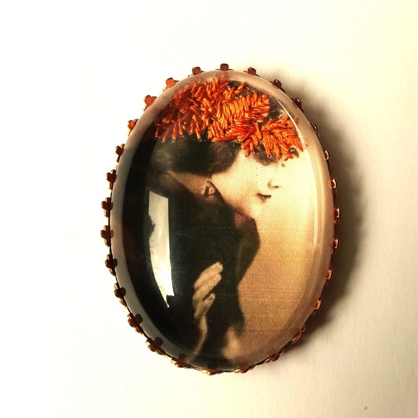 Broche brodée à la main femme vintage