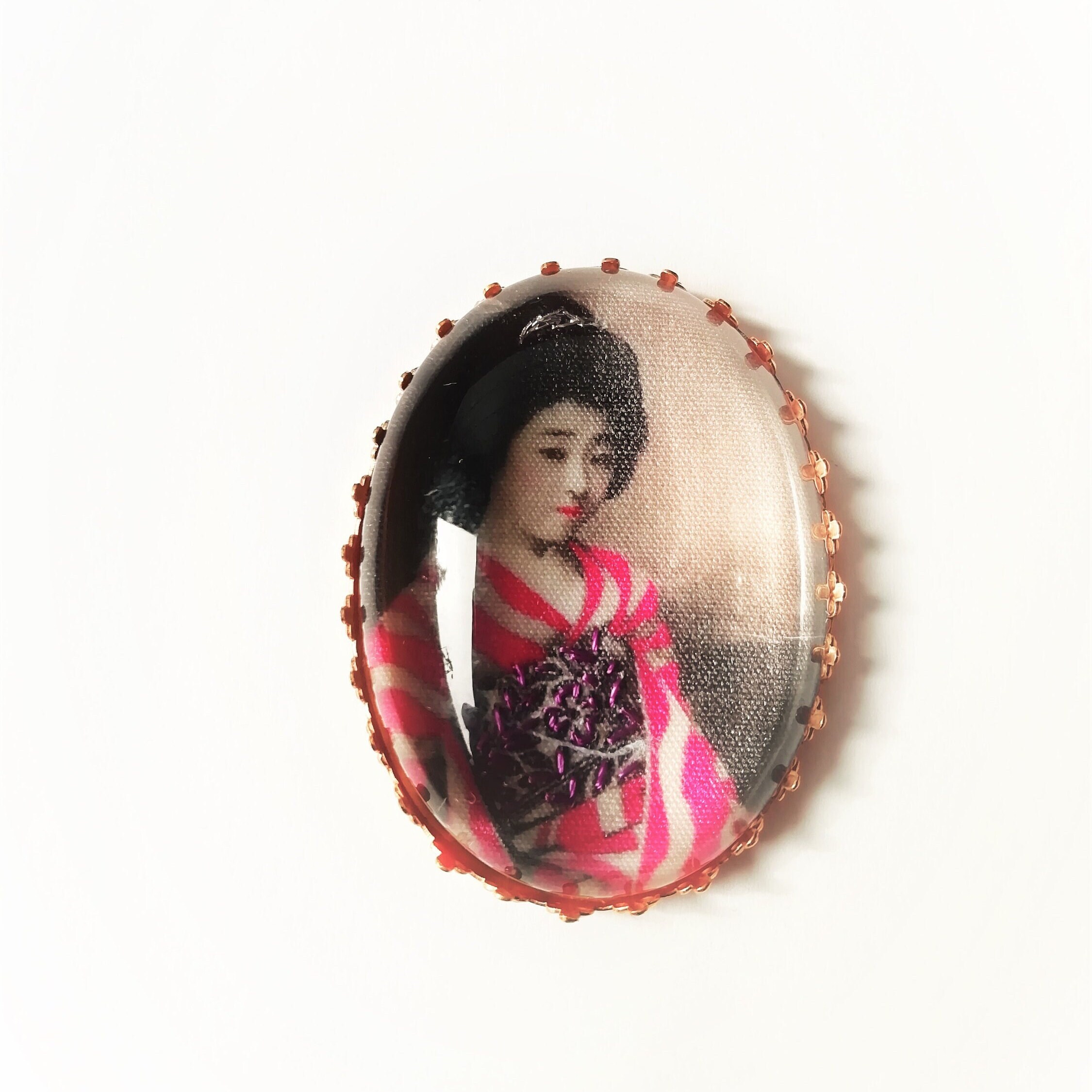Broche Ancienne En Argent Représentant Une Geisha En Pousse-pousse - Bijou Vintage Numéro 5793