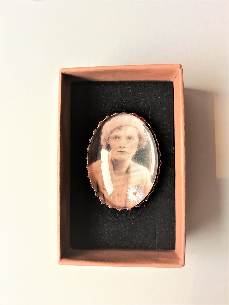 Hand embroidered brooch Daphne du Maurier