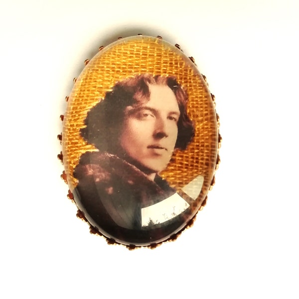 broche brodée Oscar Wilde