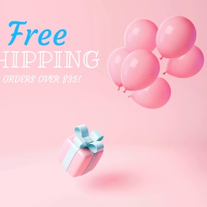 Puede incluir: Caja de regalo rosa con una cinta azul atada en un lazo, flotando sobre un fondo rosa con globos rosas. El texto "&iexcl;Env&iacute;o gratuito en pedidos superiores a 35 &euro;!" es visible en la esquina superior izquierda.