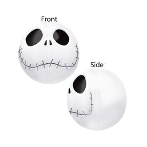 Könnte beinhalten: Weißer aufblasbarer Strandball mit einem schwarz-weißen Jack Skellington Gesicht aus dem Film Nightmare Before Christmas. Der Ball wird von vorne und von der Seite gezeigt.