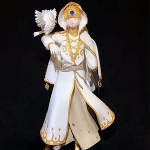 K&ouml;nnte beinhalten: Eine wei&szlig;e Figur einer bekleideten Gestalt mit goldenen Akzenten, die einen wei&szlig;en Vogel h&auml;lt. Die Figur hat einen blauen Edelstein auf der Stirn und tr&auml;gt Sandalen mit blauen Edelsteinen. Das Gewand hat goldene Verzierungen.