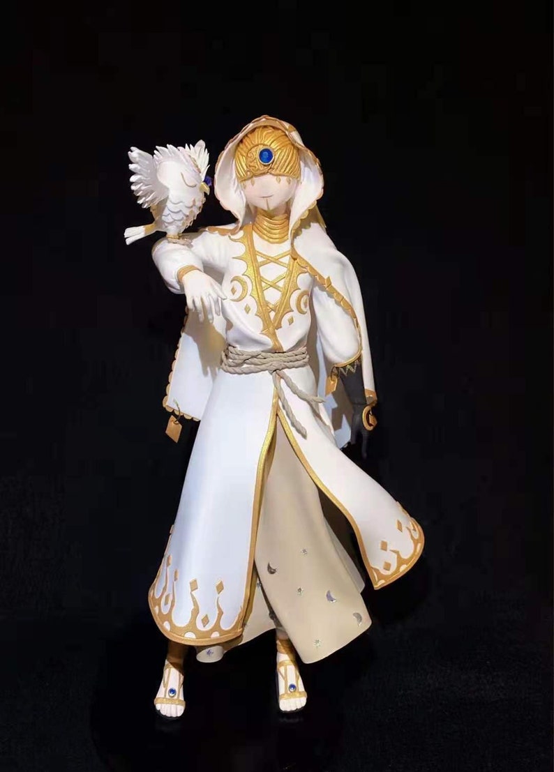 K&ouml;nnte beinhalten: Eine wei&szlig;e Figur einer bekleideten Gestalt mit goldenen Akzenten, die einen wei&szlig;en Vogel h&auml;lt. Die Figur hat einen blauen Edelstein auf der Stirn und tr&auml;gt Sandalen mit blauen Edelsteinen. Das Gewand hat goldene Verzierungen.