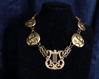 Collier ras de cou insolite Art Déco Harp Faces