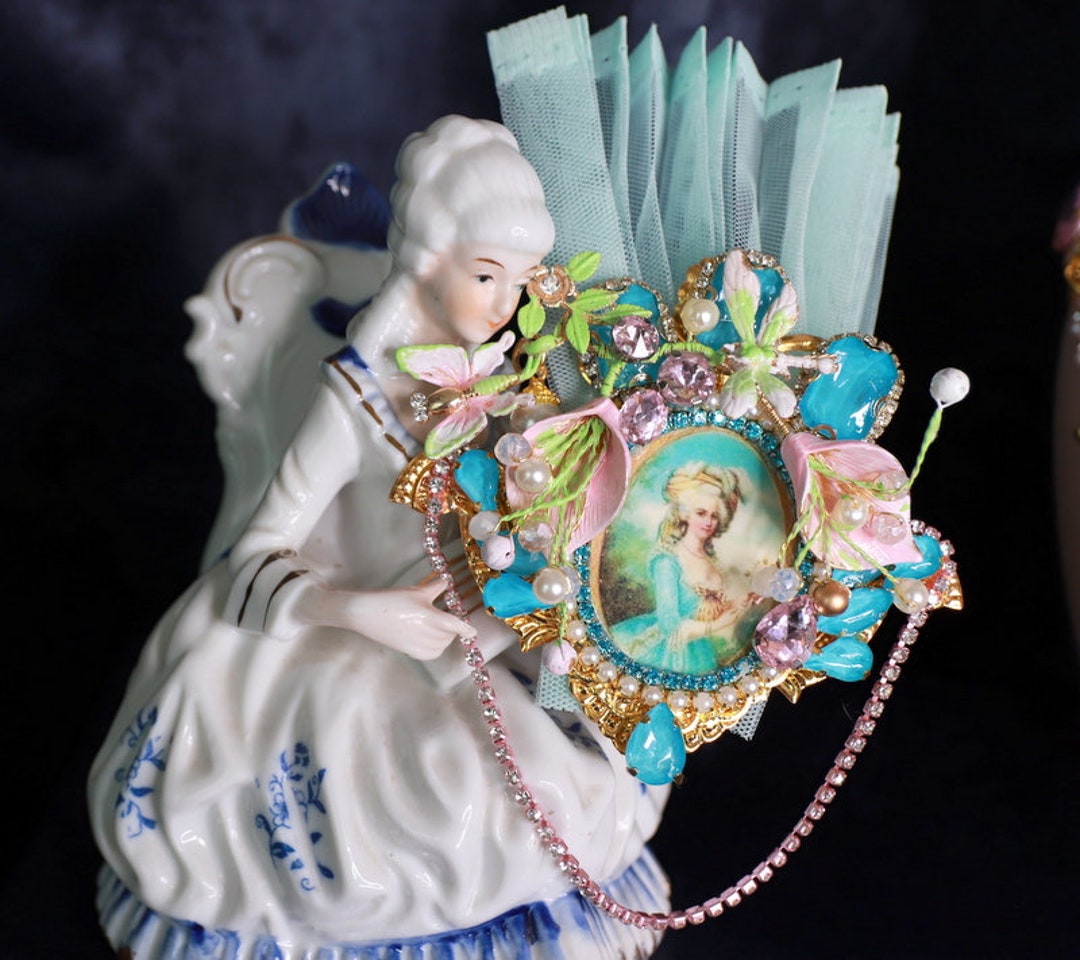 Broche Badge Marie Antoinette - Fermoir Papillon, 23 Mm, Métal Et Résine Dorée - Accessoire Vintage Chic