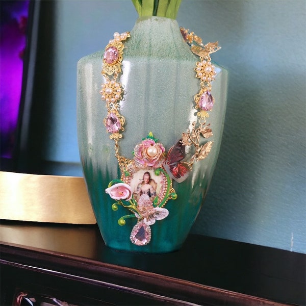 Only The Necklace Young Marie-Antoinette, rose massif, superbe collier pendentif