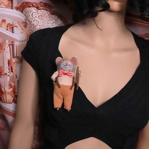 Adorable broche de ratón tejido