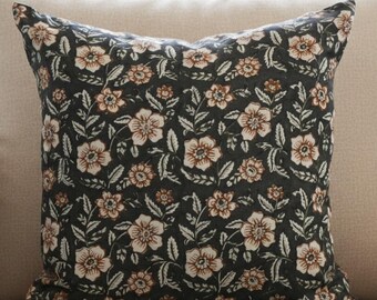 Kussensloop met donkere bloemen, vintage stijl kussen met blokprint, sierkussen met zwarte bloemen, cottage boerderijaccent kussenhoes