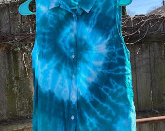 Camisa de botão tie-dye com estampa espiral azul, tamanho médio feminino.