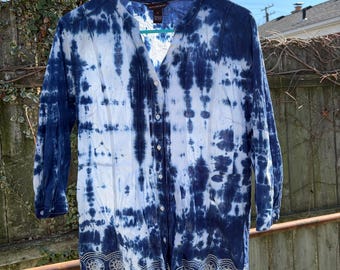 Camisa abotonada con estampado tie-dye, bordada en azul, talla mediana de mujer.