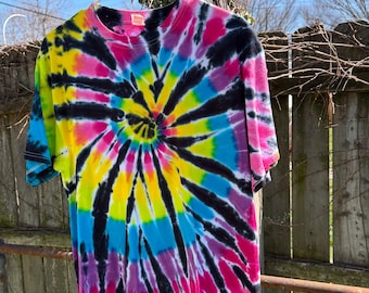 tie dye t-shirt, rainbow with black spiral, unisex size large, crew neck