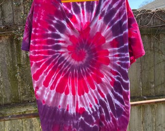 tie dye t-shirt, pinks and purples, spiral, size 3x ladies v neck