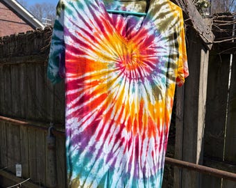 tie dye t-shirt, rainbow spiral, unisex size medium, v-neck