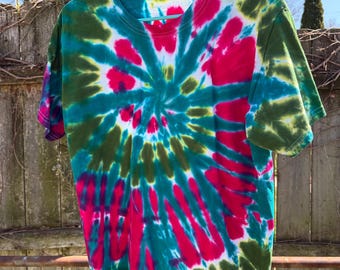 tie dye t-shirt, rainbow spiral, unisex size medium, crew neck