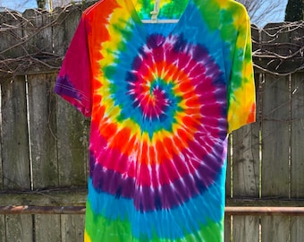 tie dye t-shirt, rainbow spiral, unisex size large, v-neck