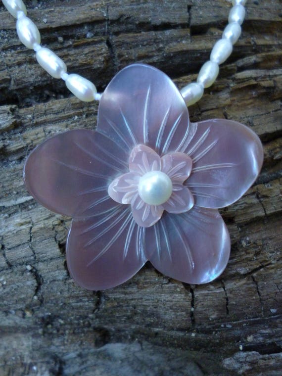 Small Mother Of Pearl Flower Necklace