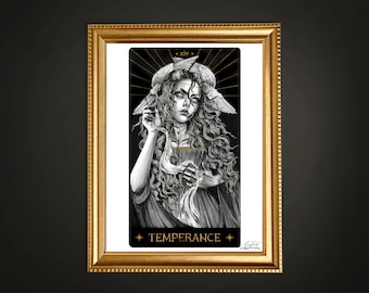 Puede incluir: Ilustración en blanco y negro enmarcada de la carta del tarot Templanza. La obra presenta a una mujer con pelo largo y rizado, alas y un halo, sosteniendo un recipiente. El título de la carta, "TEMPERANCE", está en la parte inferior.