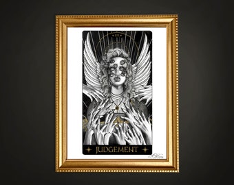 Puede incluir: Ilustración en blanco y negro de una carta de tarot que representa el Juicio. La carta presenta una figura alada con múltiples ojos y manos extendidas. La carta está enmarcada en oro.