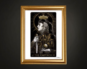 Puede incluir: Una ilustración de carta de tarot negra y dorada del Emperador. El Emperador es una figura con una corona, sosteniendo una espada y una esfera. La carta está enmarcada en un marco dorado.