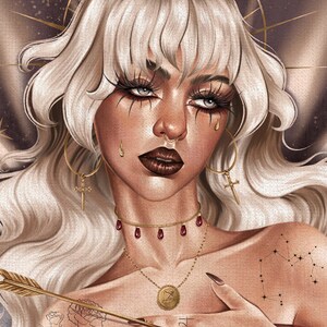 Op de afbeelding: Een digitale illustratie van een vrouw met blond haar, die gouden oorringen met een kruisbedel, een rode choker met gouden accenten en een gouden ketting met een hanger in de vorm van een Boogschutter-sterrenbeeld draagt. Ze heeft een neusring en een sterrenbeeld-tatoeage op haar schouder. De achtergrond is donkerpaars met gouden sterren.