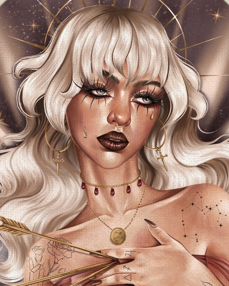 Op de afbeelding: Een digitale illustratie van een vrouw met blond haar, die gouden oorringen met een kruisbedel, een rode choker met gouden accenten en een gouden ketting met een hanger in de vorm van een Boogschutter-sterrenbeeld draagt. Ze heeft een neusring en een sterrenbeeld-tatoeage op haar schouder. De achtergrond is donkerpaars met gouden sterren.