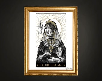 Può includere: Stampa artistica incorniciata della carta dei tarocchi L'Ierofante. L'illustrazione in bianco e nero presenta una figura con corona, velo e gioielli ornati. Gli accenti dorati evidenziano l'alone e la cornice. Il testo "THE HIEROPHANT" è in basso.