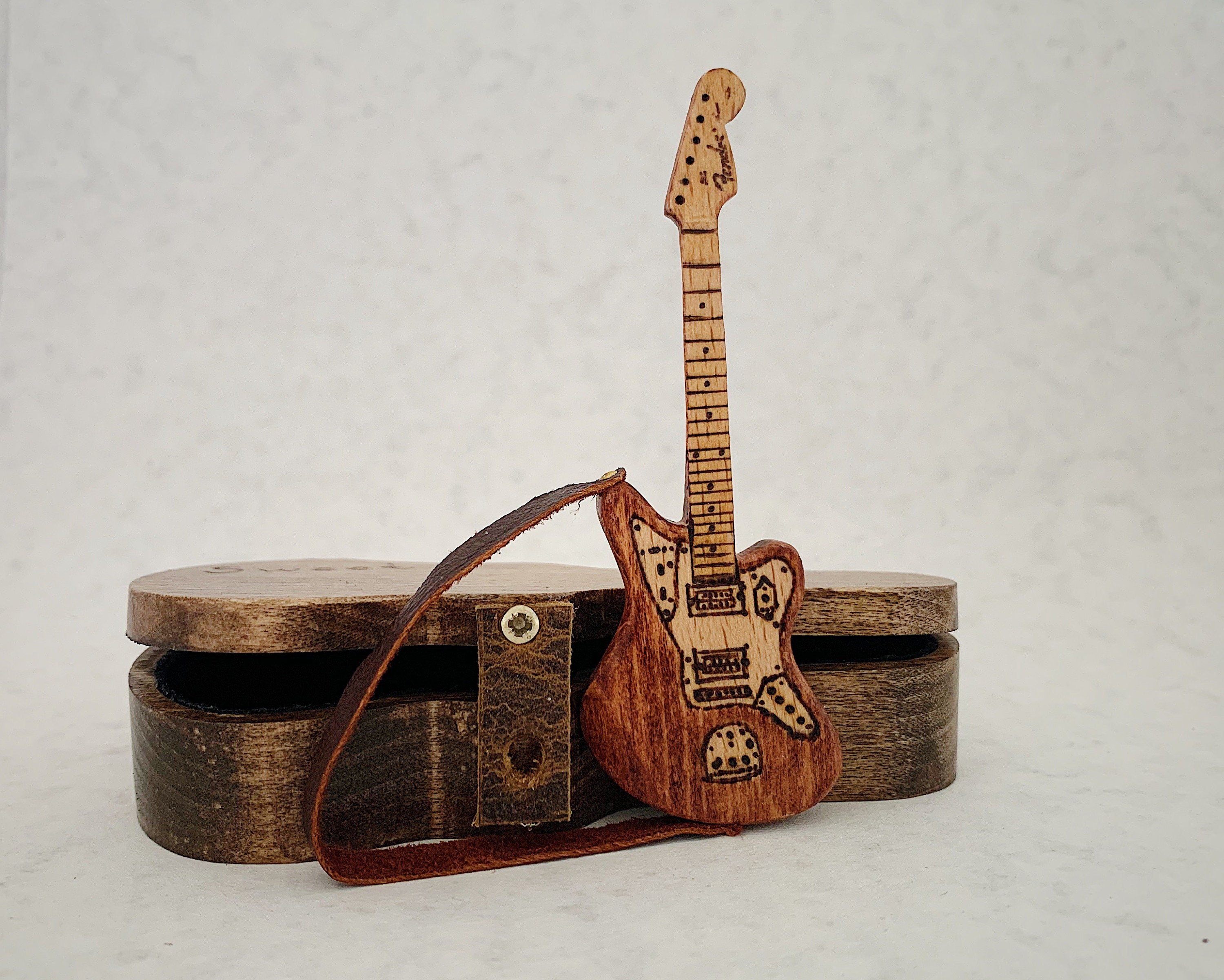 Porte-médiator de guitare et guitare électrique 3, Cadeau mémorable  personnalisé pour les mélomanes, pour mari, Cadeau de guitare en bois  durable pour papa -  France