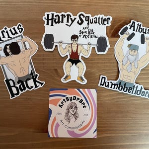 Pode incluir: Um conjunto de autocolantes com ilustrações de desenhos animados. Um autocolante diz "Sirius Back", outro diz "Harry Squatter and the Squat Rack of Mysteries", e um terceiro diz "Albus Dumbbelldore". Também está incluído um pequeno cartão quadrado com o texto "Art By Dr Bre".