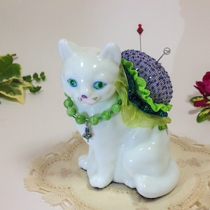 Nadelkissen. Milchglas Vintage Katzenfigur, weiße Kitty, gewichtetes Kätzchen, Fenton, grüne Halskette 3 &quot;B, 4&quot; H, 10 Unzen netto, #6404 Nadelkissen