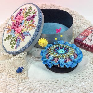 Beautiful sewing box with pincushion STUNNING Ribbon-Embroidered cover/lid roses/lilacs wood 4.75&quot;W x 2.5&quot;H 4 oz # 6904 Pin Cushion Pin Keep