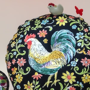 Nadelkissen Hahn Quilter&#39;s Dream XL Größe 12,5 cm Durchmesser Handgemachtes Geschenk Hahn Baumwolle Huhn 13 cm D x 2,5 cm H 100 g # 6736 Nadelkissen Pin Keep