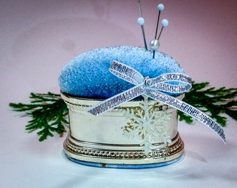 Speldenkussen Let It SNOW, Verzilverde Sneeuwval Pin Keep, Gewogen, Kleine Verrassing Onderste Scènes 2"W x 1,75"H, 2 oz netto, #4964 Speldenkussen