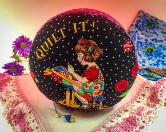 Pin Keep XXL "Quilt It" Beautiful Mary ENGELBREIT Fabric Cushion Weighted Surprise Kitty Handmade Gift 4.75"D x 2.12"H 6oz #5051 Pincushion