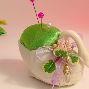 Nadelkissen Süßer Lenox Schwan-weißes Porzellan-Grün-Satin W / Keramikrosen & Perlen 2,5 &quot;B x 2&quot;H 3 Unzen handgemachtes Geschenk Verkauf Preis # 3695 Nadelkissen