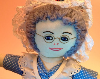 Cappuccetto Rosso, bambola a vie, fatta a mano con volti ricamati
