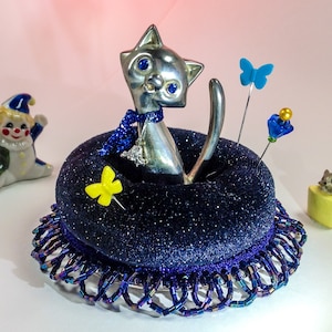 Pin Keep Beautiful Vintage Silver Cat Blue Eyes Unik Handgjord Gåva Sax/Trådhållare Pärlgirlang Glitter Sammet 10 cm B x 7 cm H 1607