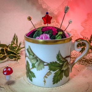 Almofada de alfinetes. Copa Demitasse de porcelana sueca, Hackefors Porslin, Suécia 2,75&quot; W por 2,25&quot; H, rede de 5 onças, almofada de alfinetes #5281