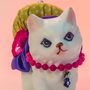 Pincushion Sweet White Kitty Weighted Inarco/Napco Cat Figurine Pink Necklace Sm Rhinestone Satin Cotton 2.75&quot;W 2.5&quot;H 3 oz #1282 Pin Cushion