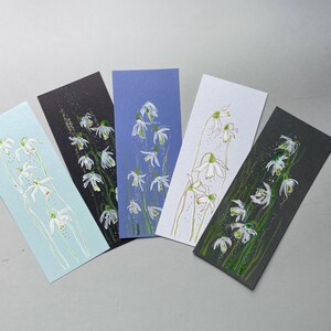 Tarjeta de felicitación con campanillas de invierno blancas, pintura acrílica